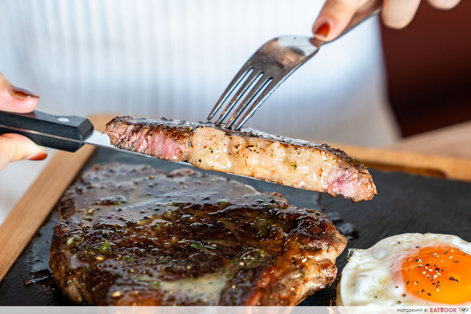 Tomahaw-King-Steakhouse-and-Grill-steak-cross-section