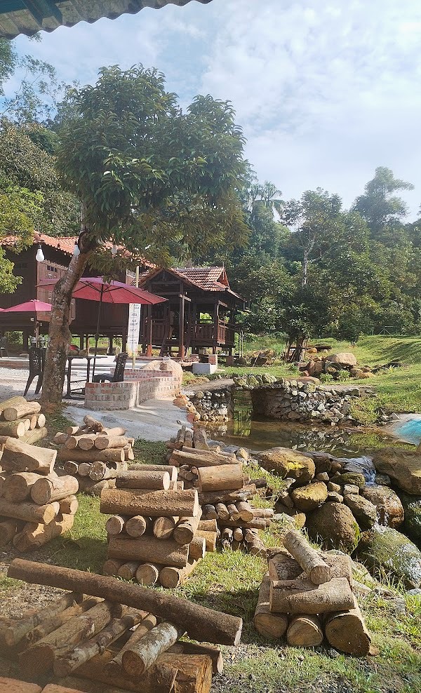 Pizza-Hutan-alfresco-dining-area