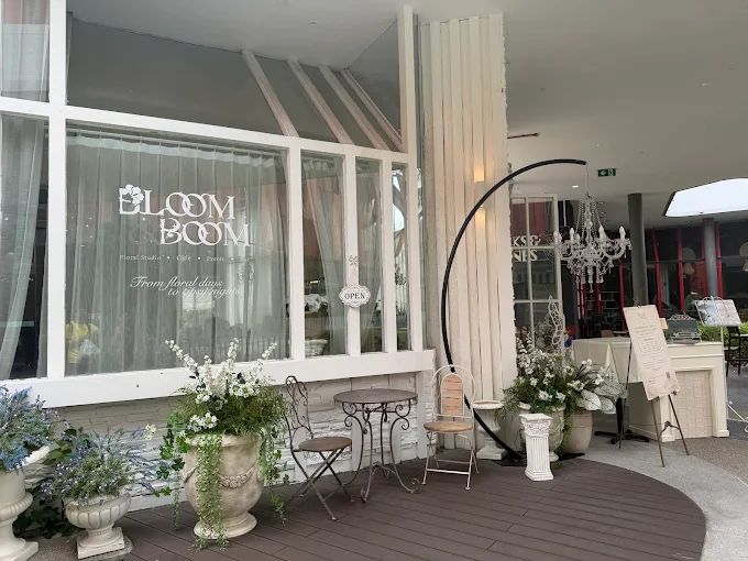 beautiful cafes-bloom and boom storefront