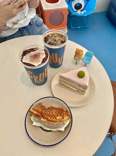 kl-cafes-playground-cake-bar-flatlay