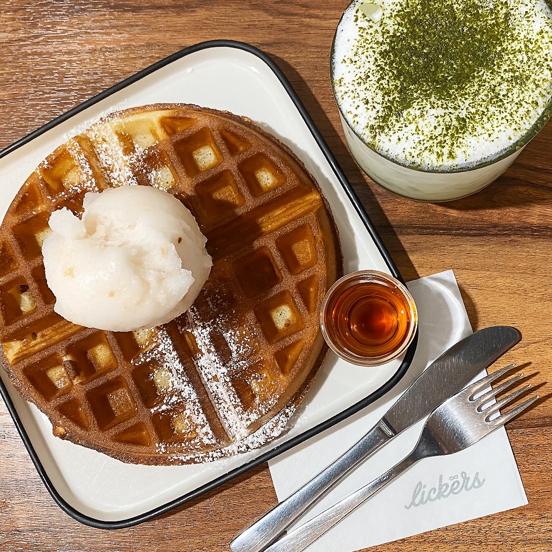 lickers-waffle-establishment