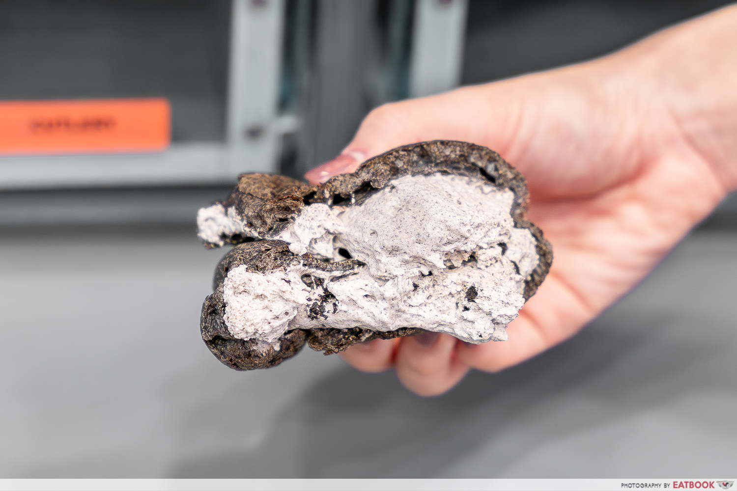 7-eleven-oreo-cream-puff-cross-section