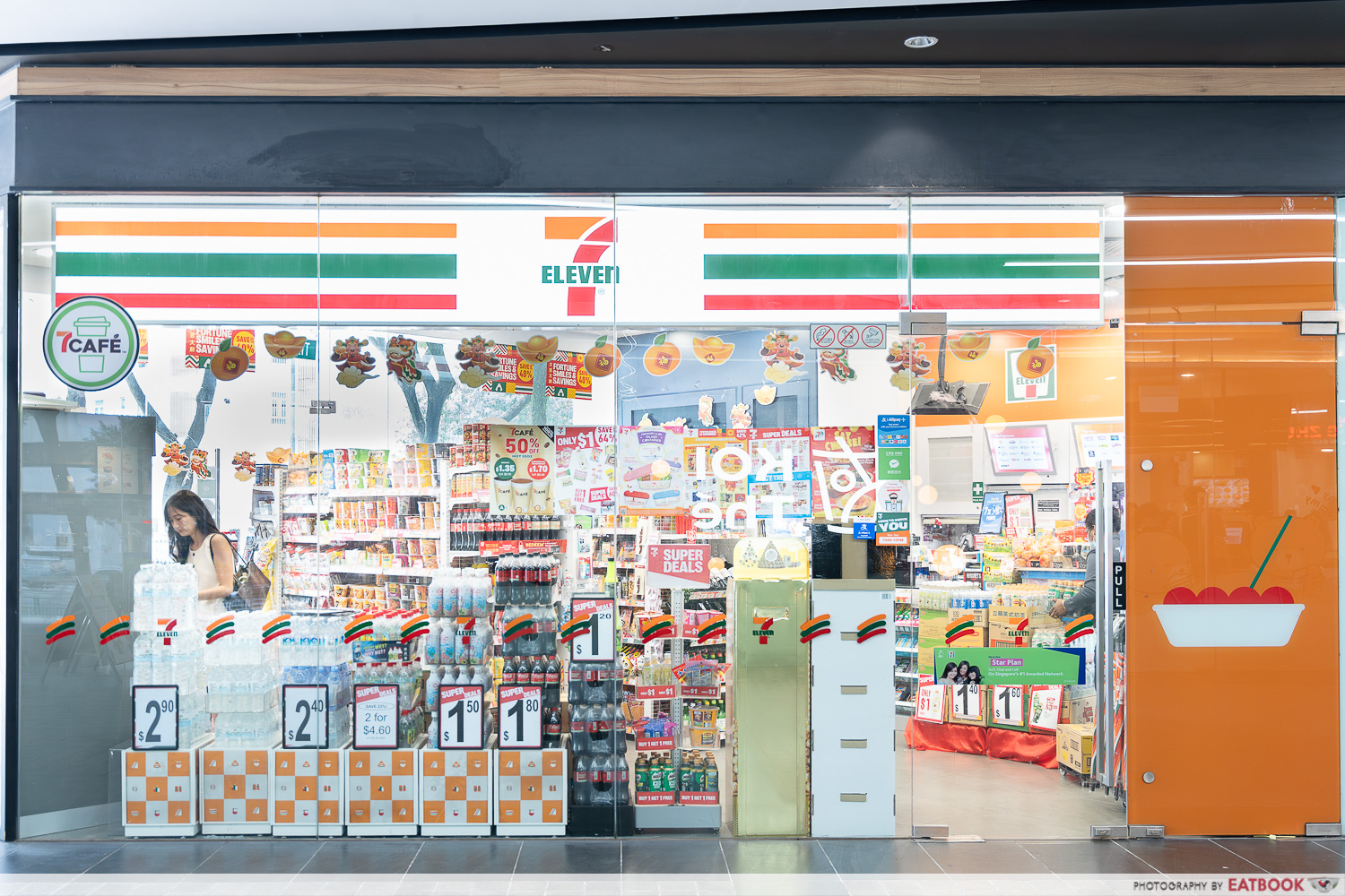 7-eleven-oreo-cream-puff-storefront