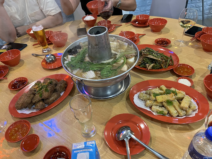 black-rock-fish-head-steamboat-flatlay