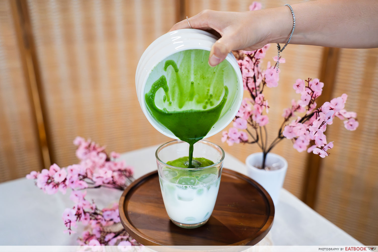 niko neko matcha pouring shot