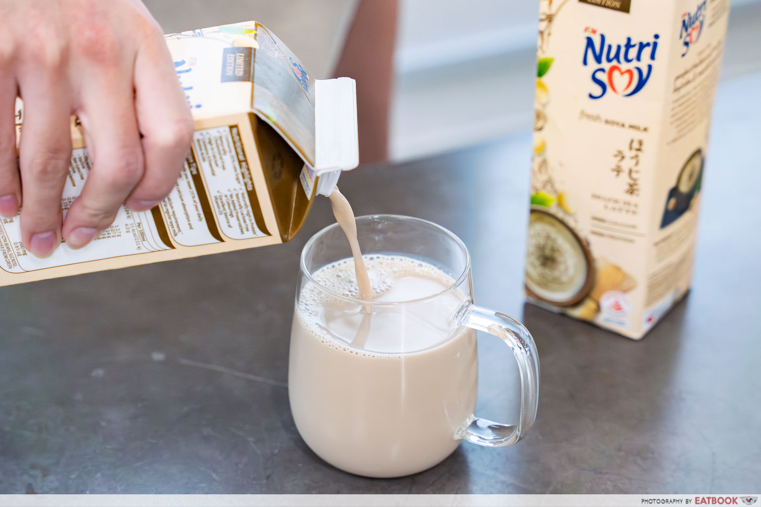 nutrisoy-hojicha-latte-pouring