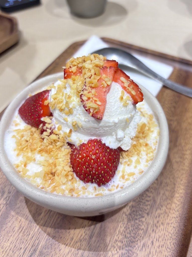 strawberry-ice-dessert-yuen-yeung