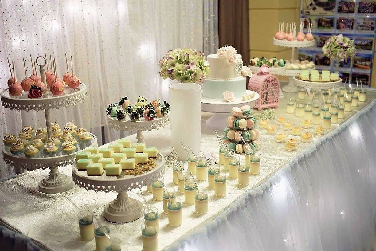 how's-catering-buffet-table-group-establishment