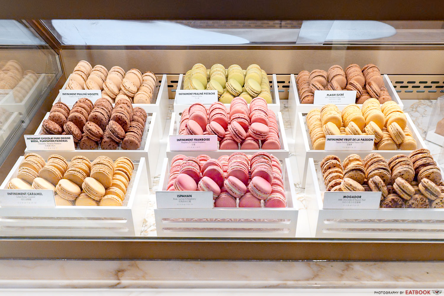 macaron-display-pierre-herme