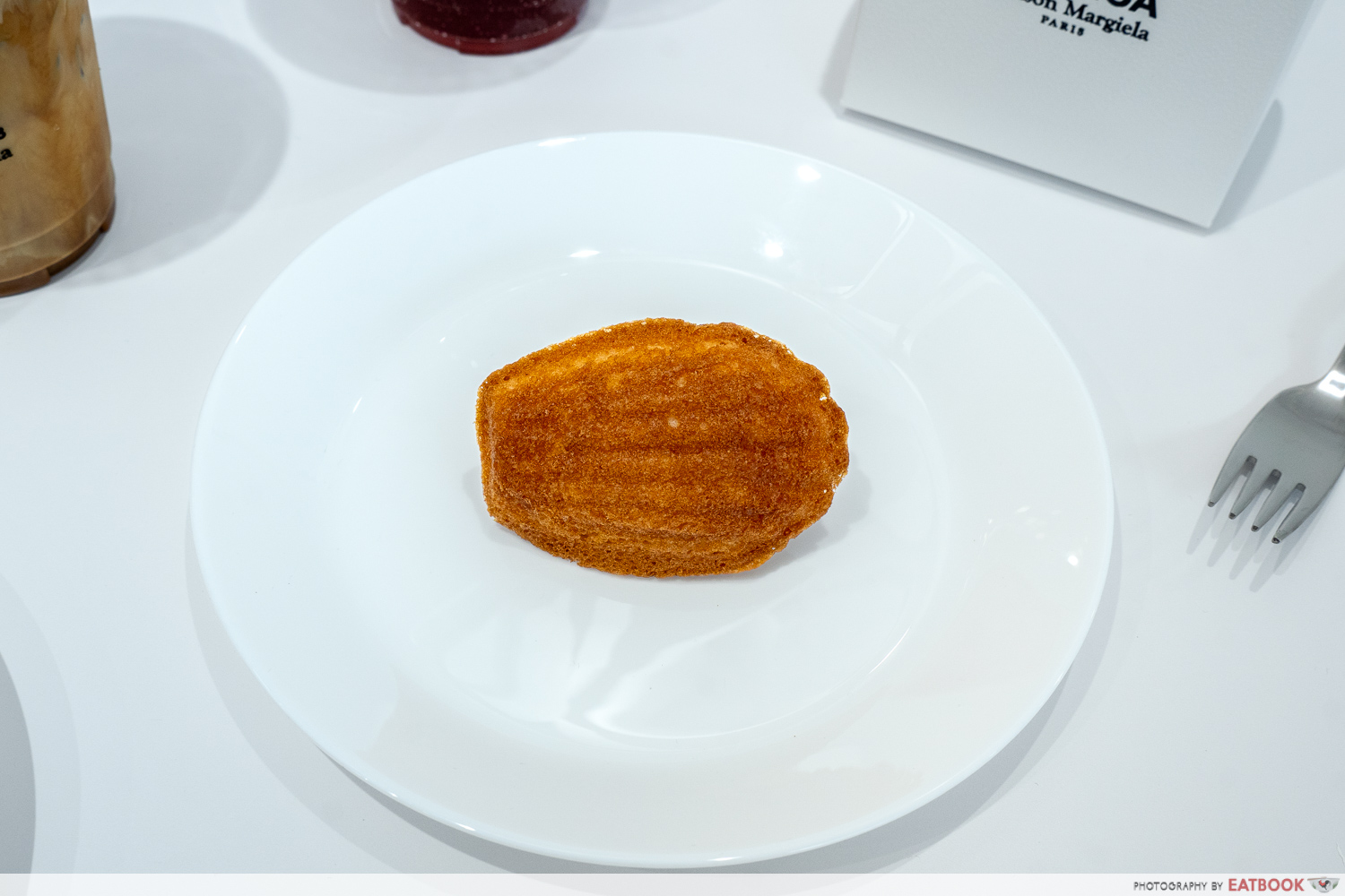 Maison-Margiela -pop-up-cafe-madeleine-dessert