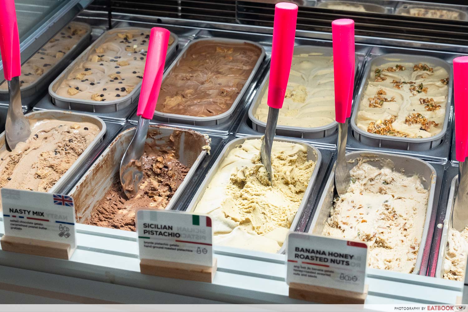 pistachio-gelato-ranked-toms-palette-scooping