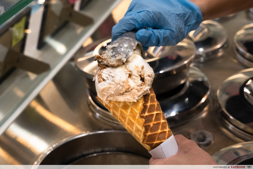 gelatiamo-gelato-cone-prep