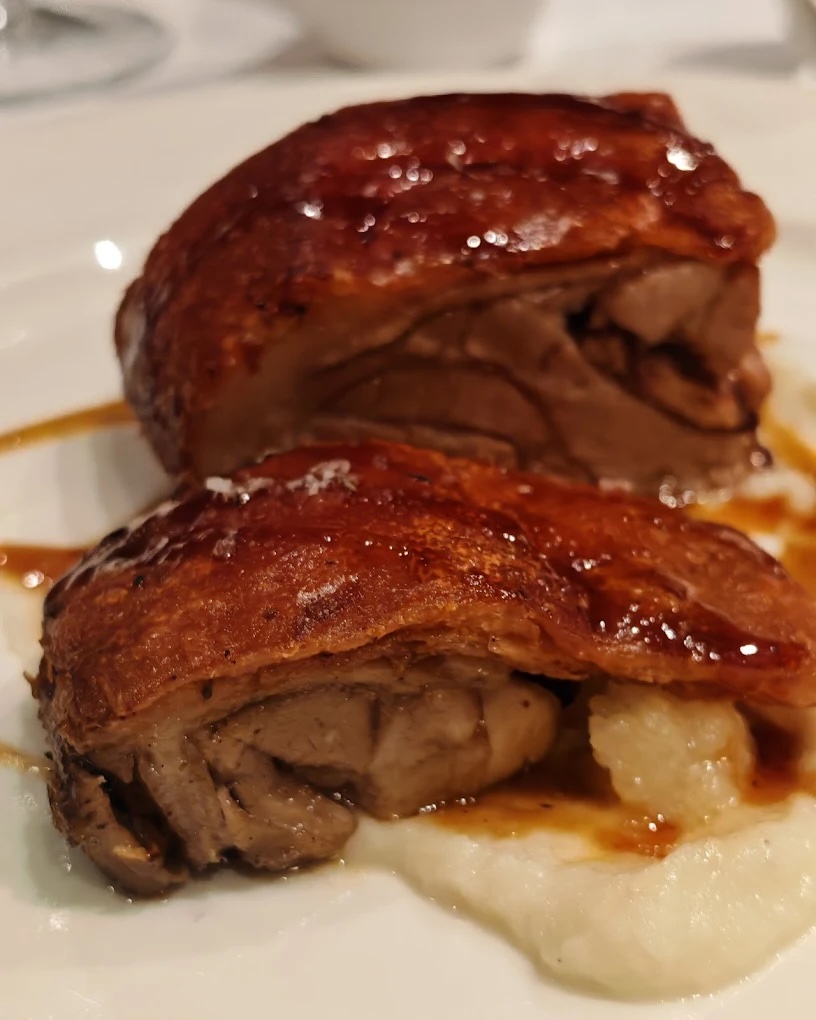 otto-ristorante-pancetta-di-maiale-croccante-con-ripieno-al-forno-zucca-arrosto-e-salsa-marsala-establishment