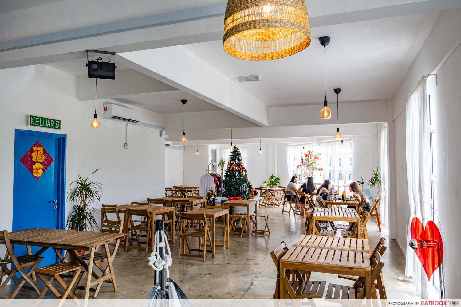 the-blue-door-coffee-house-ambience