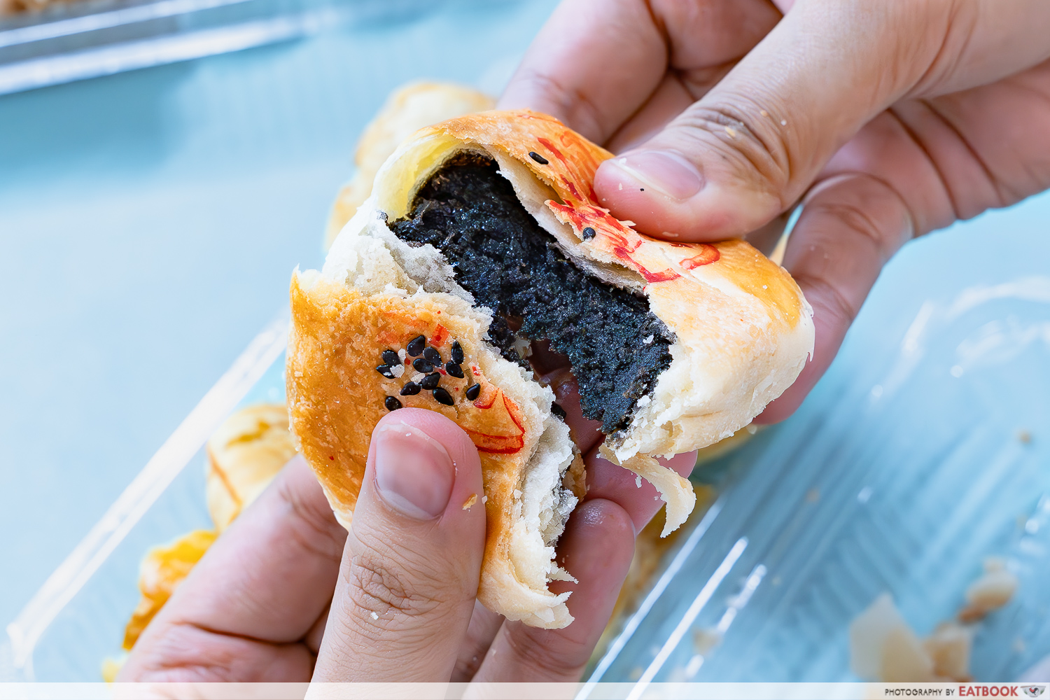 black-sesame-biscuit-poh-guan-cake-house-cross-section