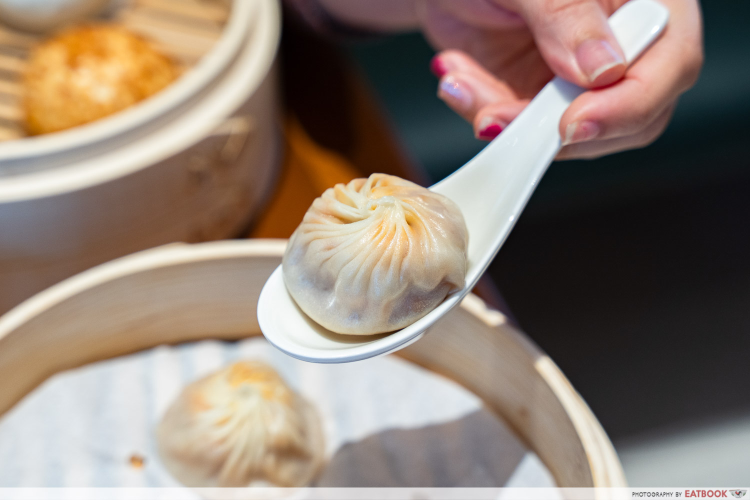 din-tai-fung-rws-weave-food-chilli-crab-xlb-interaction