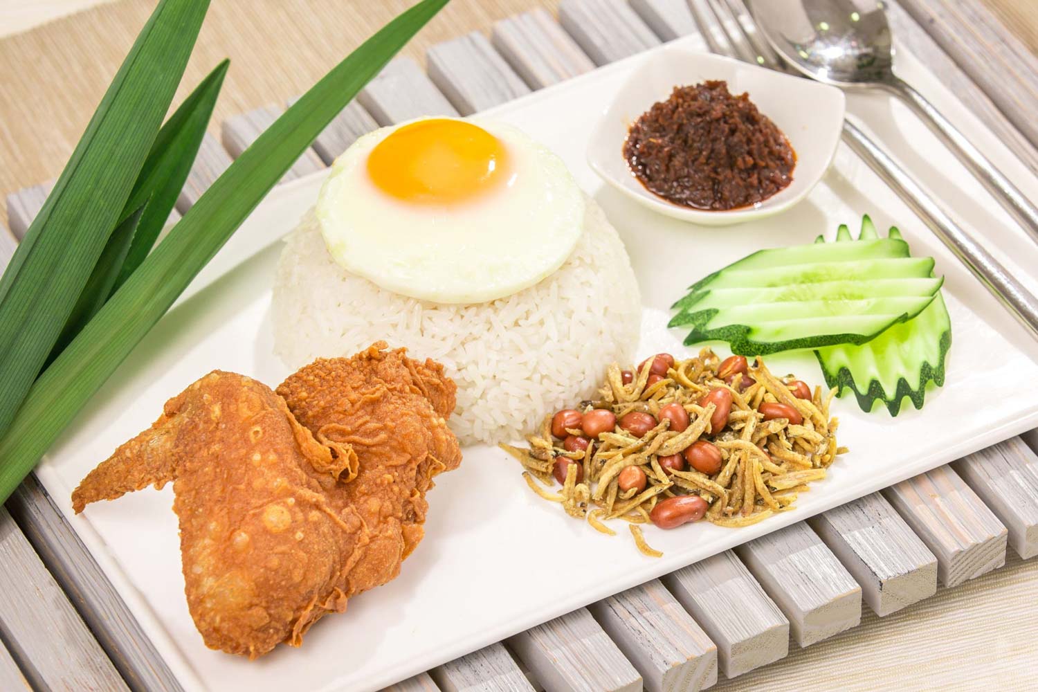 ponggol-nasi-lemak-plate-establishment