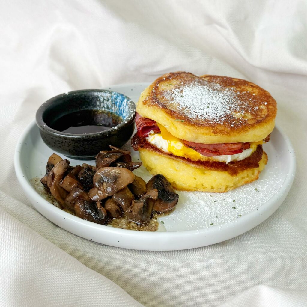 Breakfast-pancake-burger-oh-wunder-cafe
