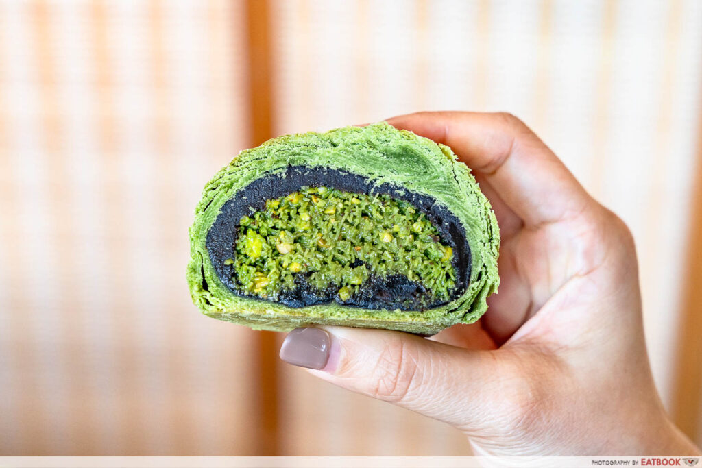 hung-huat-pistachio-mooncake-closeup