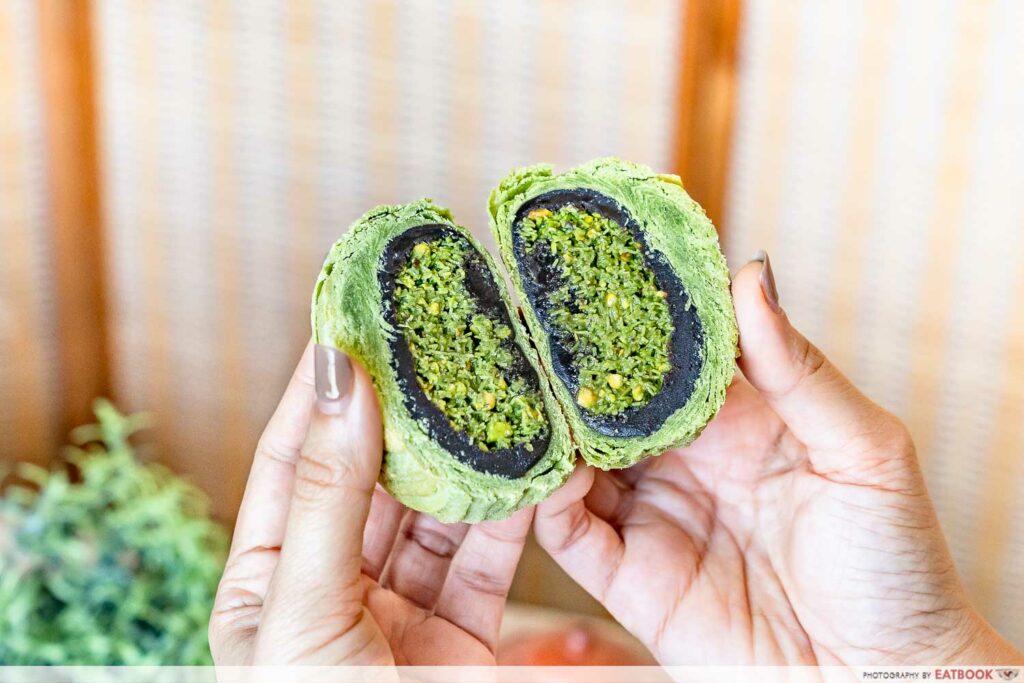 hung-huat-pistachio-mooncake-interaction