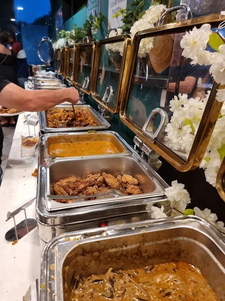 onz!-buffet-restaurant-by-bijan-buffet-spread-interaction