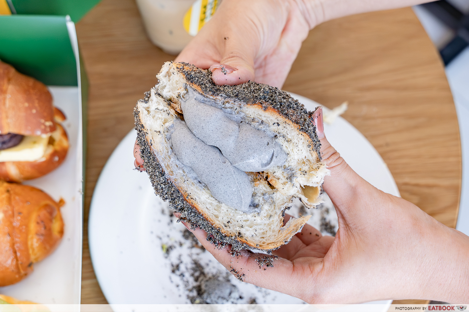 Yoon-Yeon-Dang-black-sesame-shio-pan