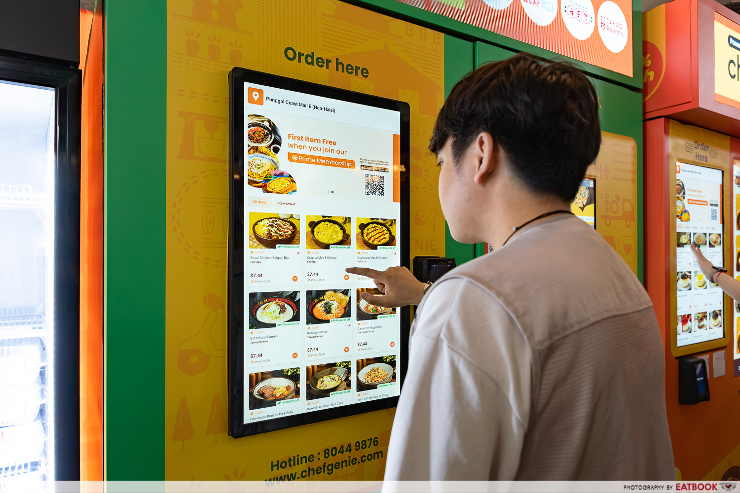 chefgenie-punggol-coast-mall-vending-machine-interaction