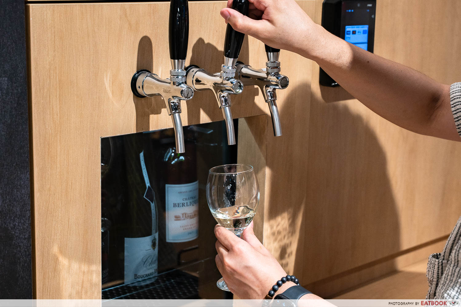 cocktail-wine-tasting-station-fairprice-finest-punggol-coast-mall-interaction