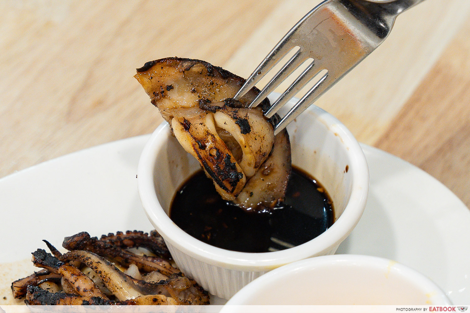 inihaw-na-pusit-gerry's-grill-singapore-interaction-dipping