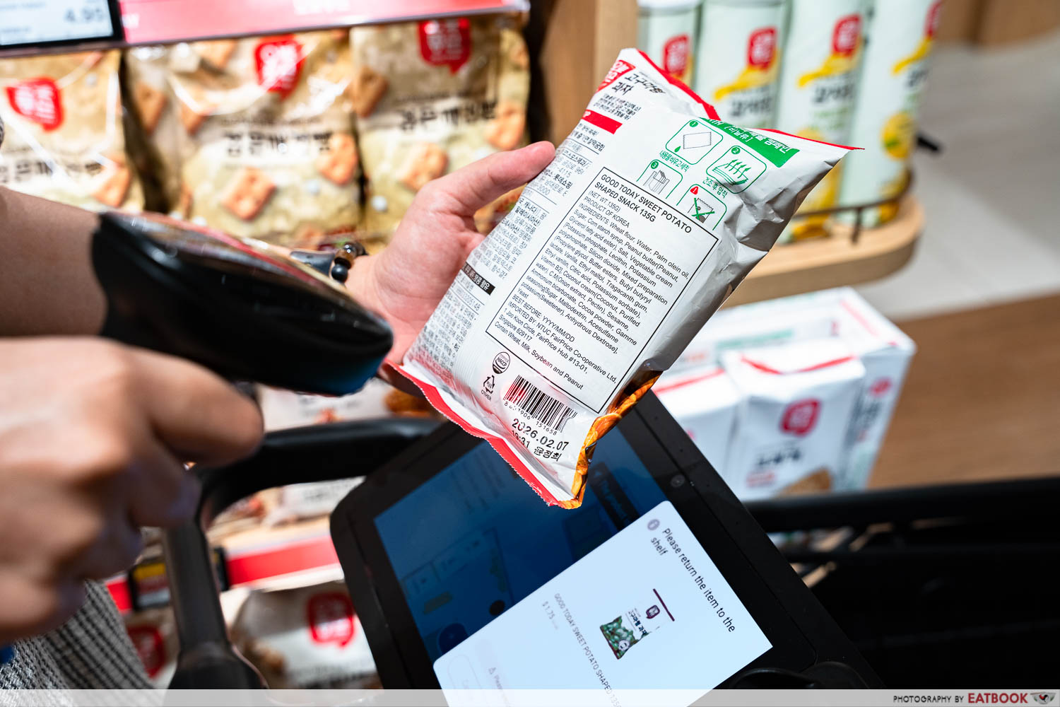 smart-cart-fairprice-finest-punggol-coast-mall-scanning-interaction