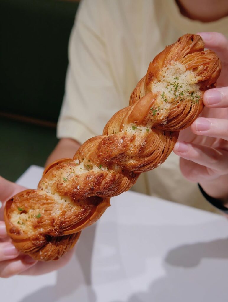 tous-les-jours-bakery-garlic-pastry