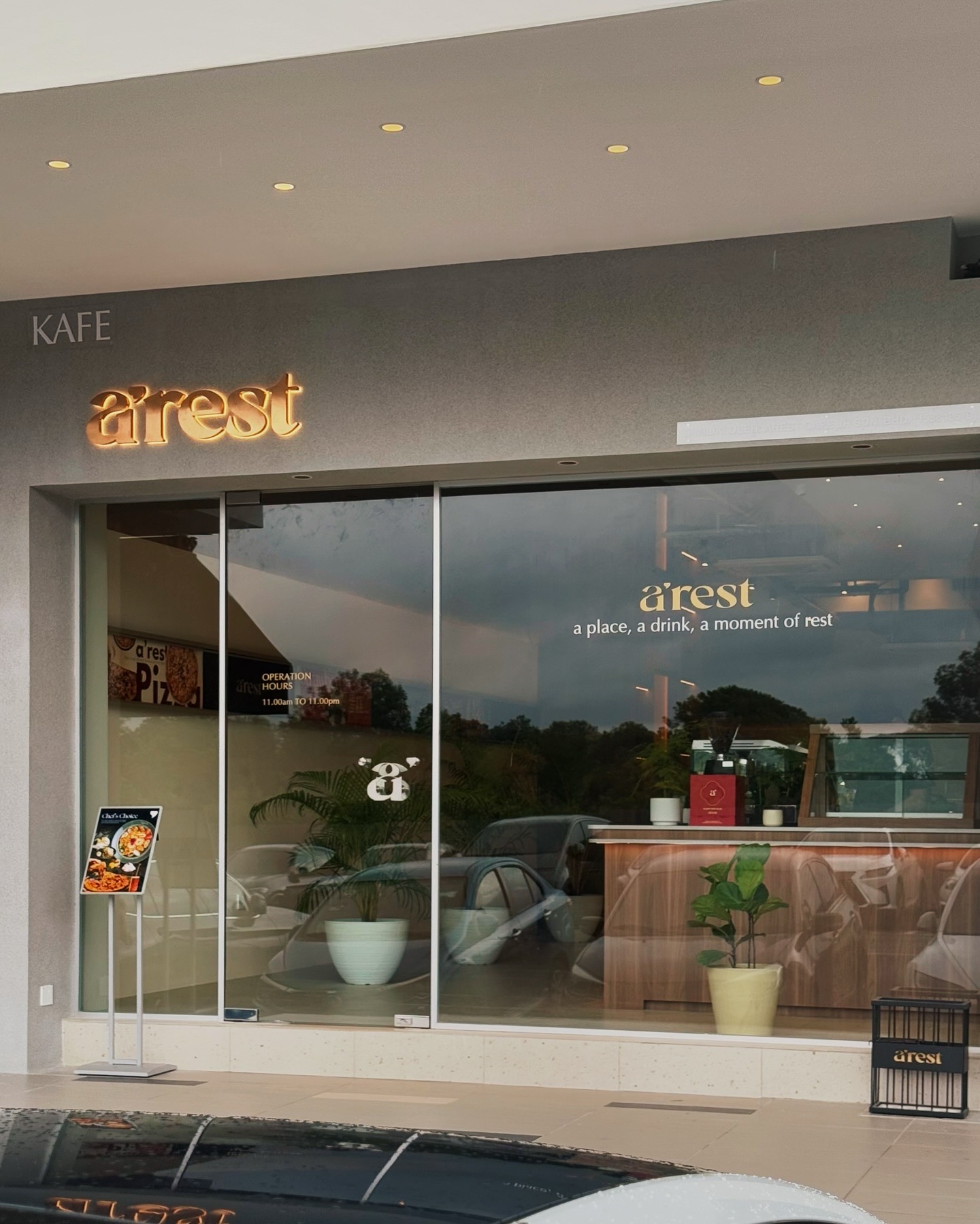 arest-cafe-storefront