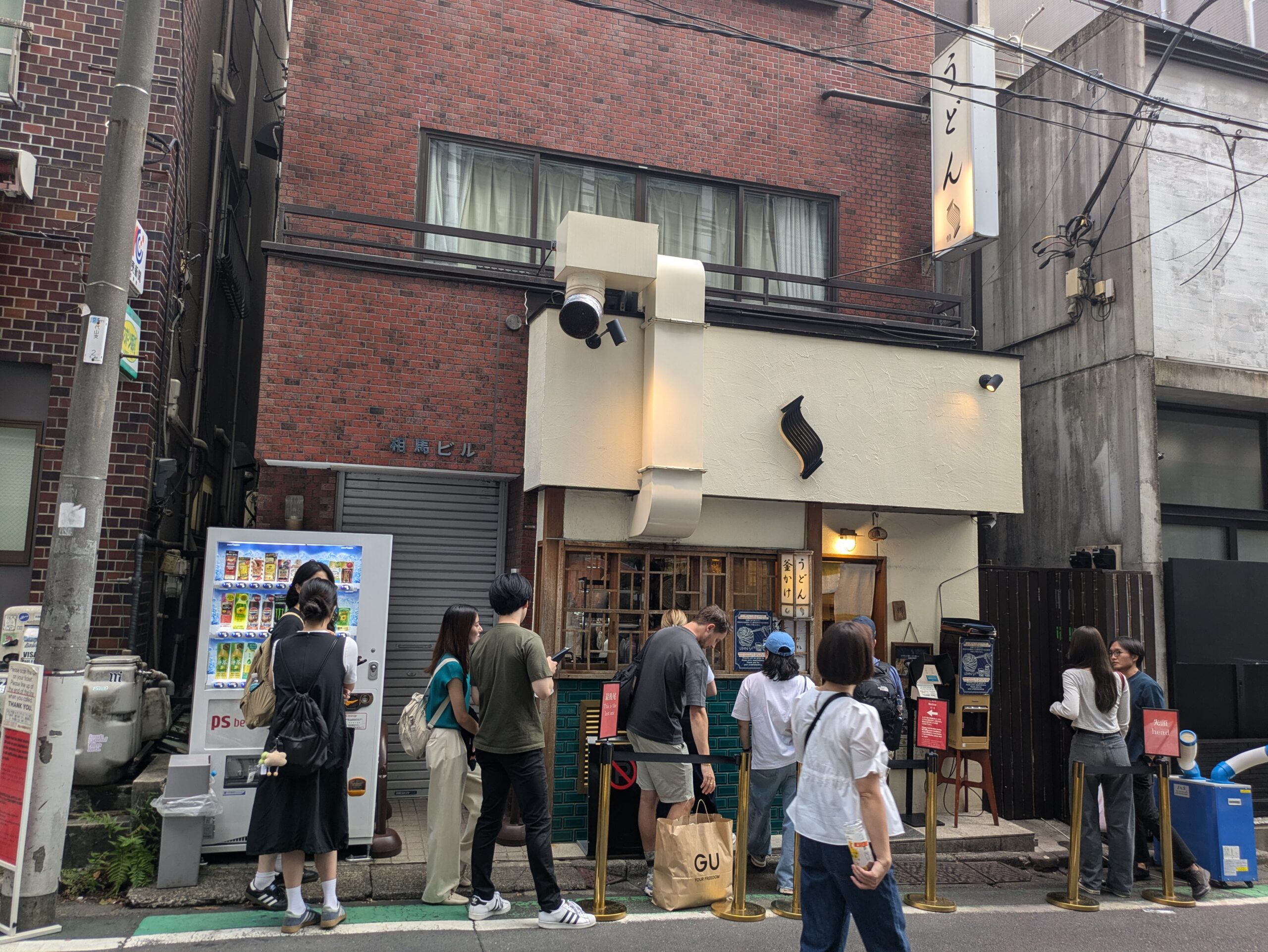 udon-shin-storefront-queue