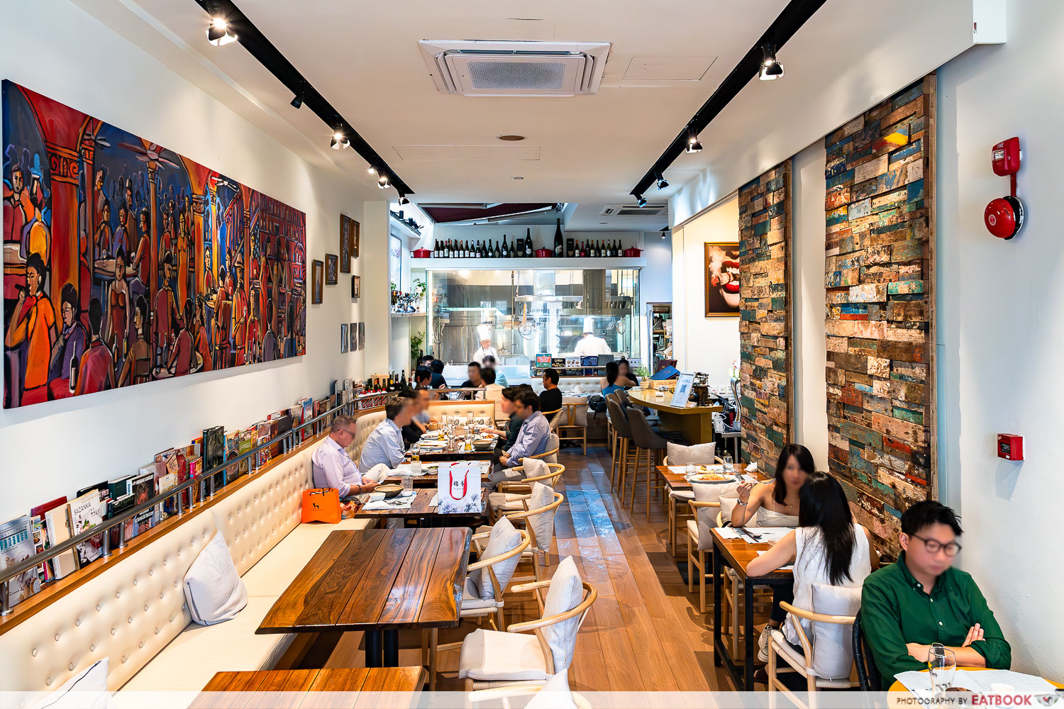 Restaurant-Cougar-Lee-ambience