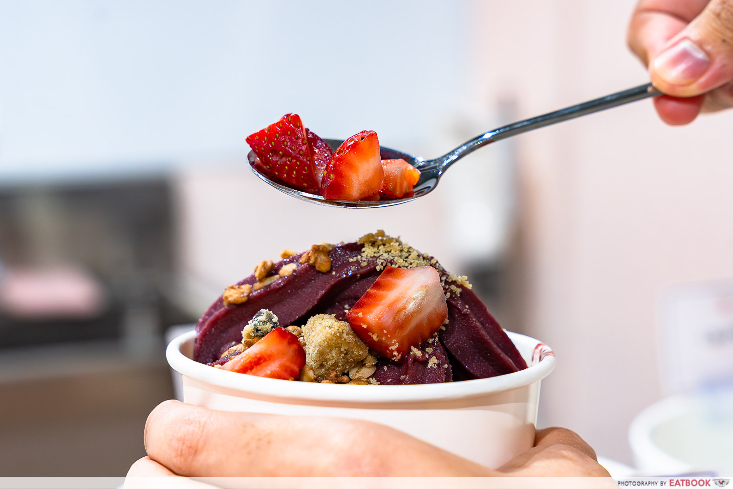 ah-cai-organic-acai-strawberries-interaction