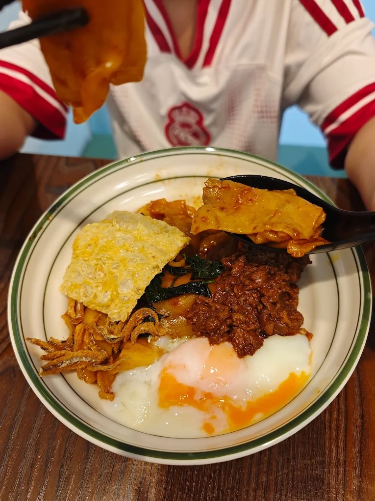 dongsheng-cafe-mani-cai-with-mee-hoon-kueh-interaction