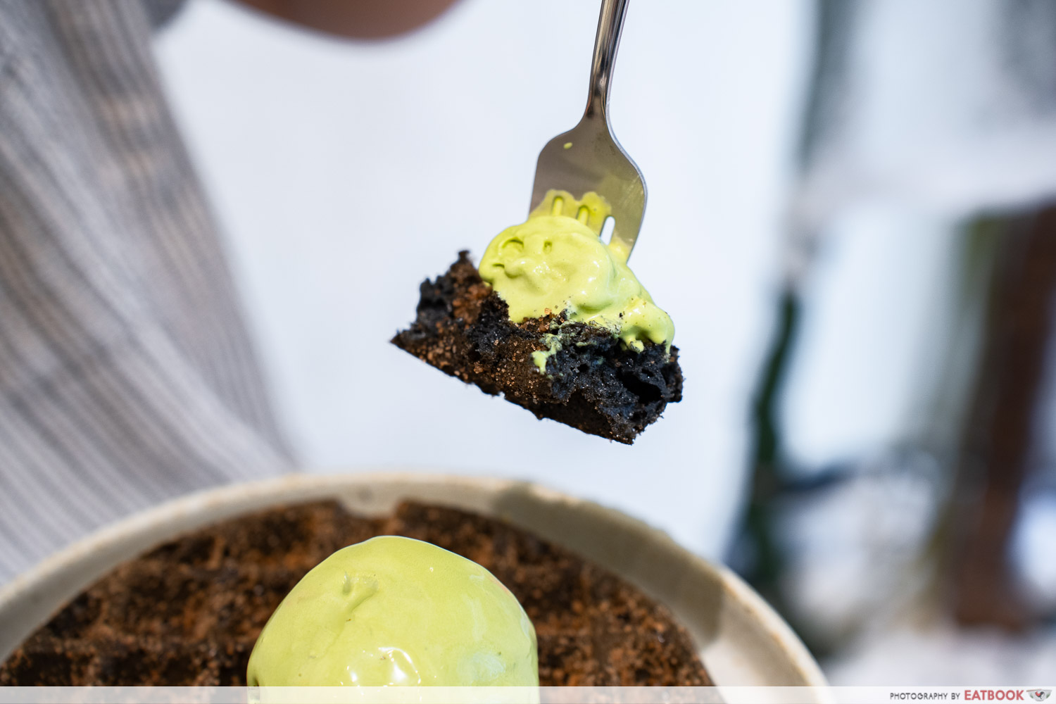 freakycones-churro-waffles-premium-matcha-ice-cream-interaction