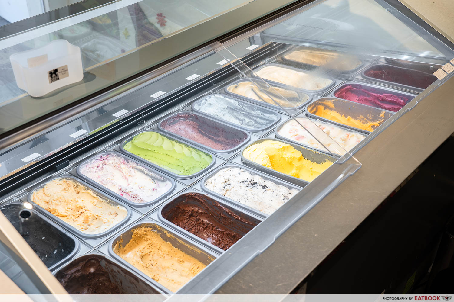 freakycones-ice-cream-display-flatlay