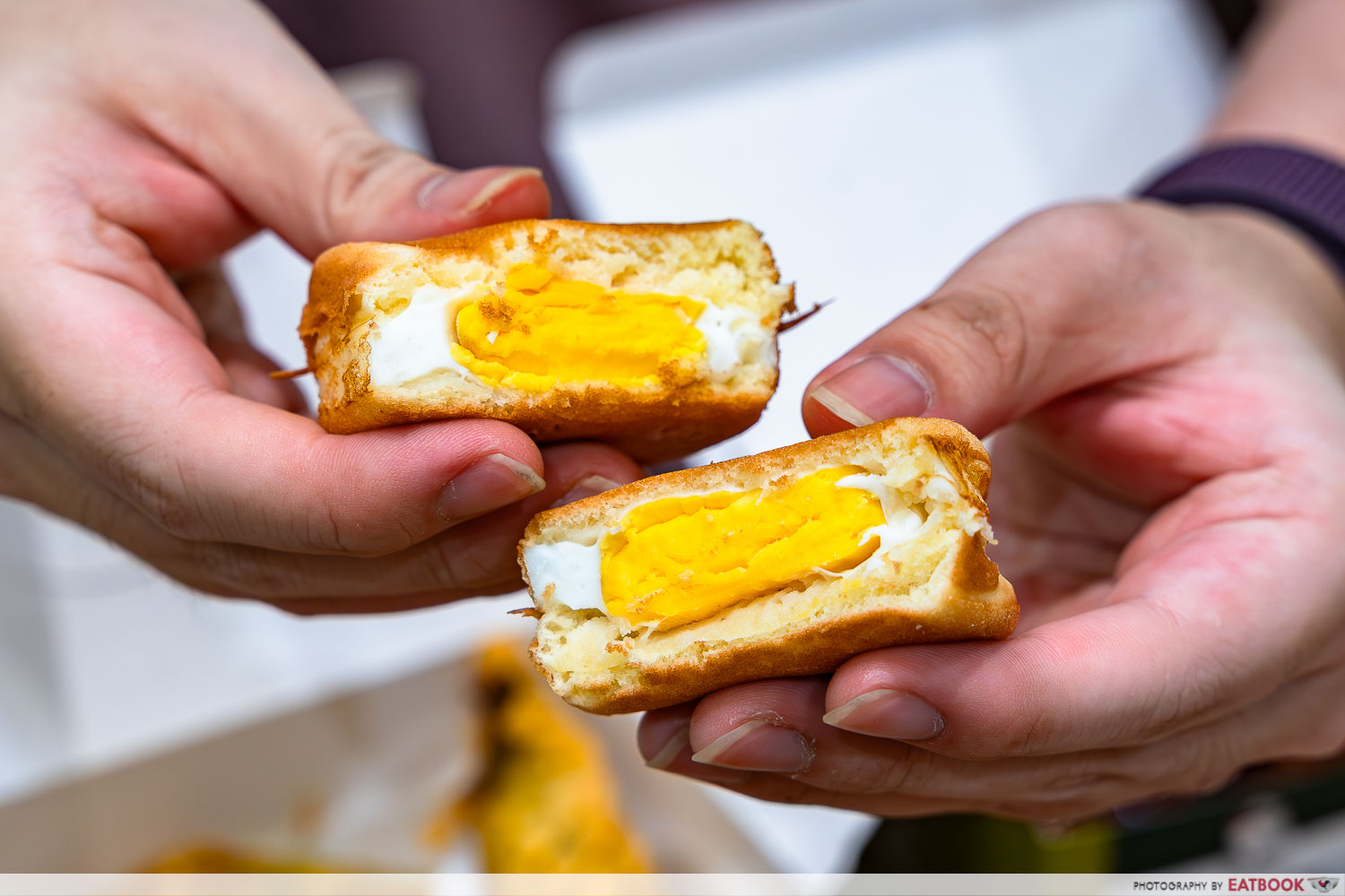 kko-kko-egg-bread-hold