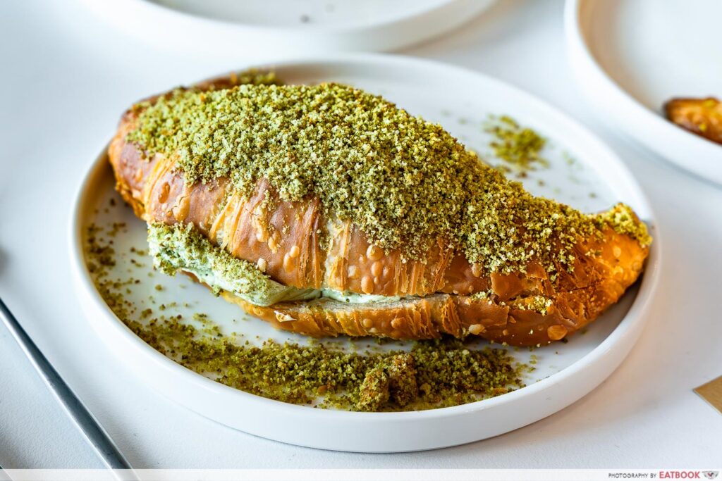 nuldam-space-cafe-matcha-croissant