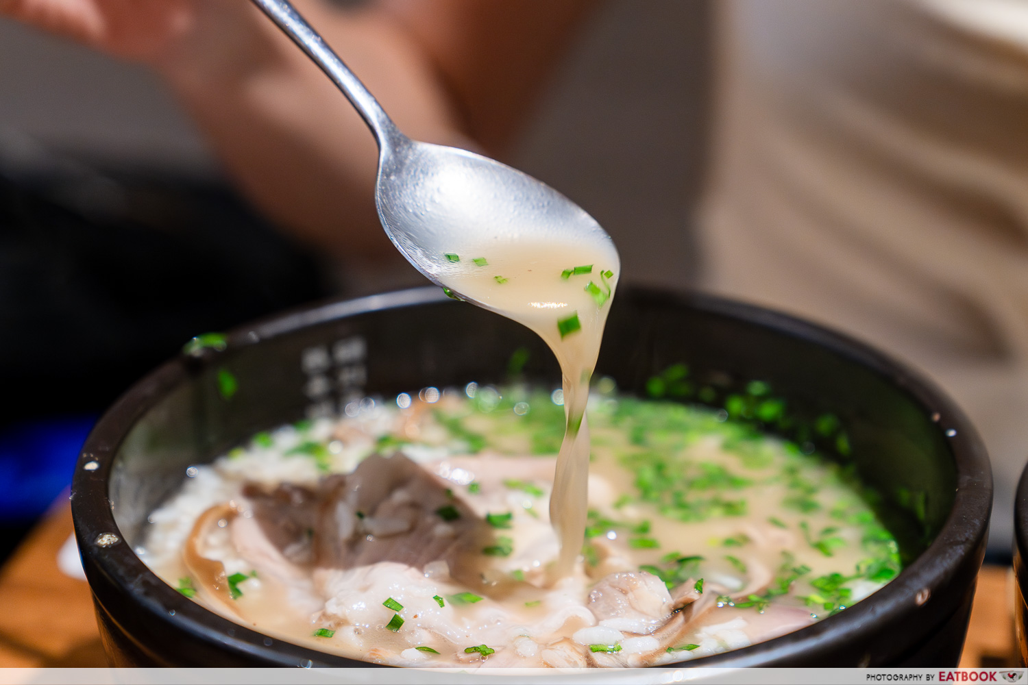 um-yong-baek-soup-pour