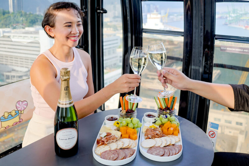 champagne-cabin-sky-dining-christmas
