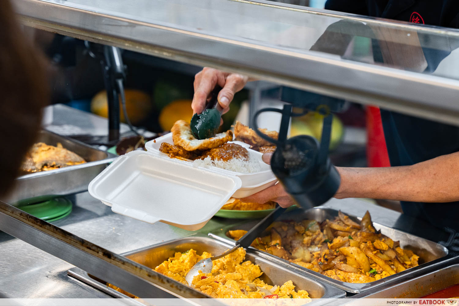 komoco-motors-cafeteria-nasi-padang-stall-fried-egg-prep