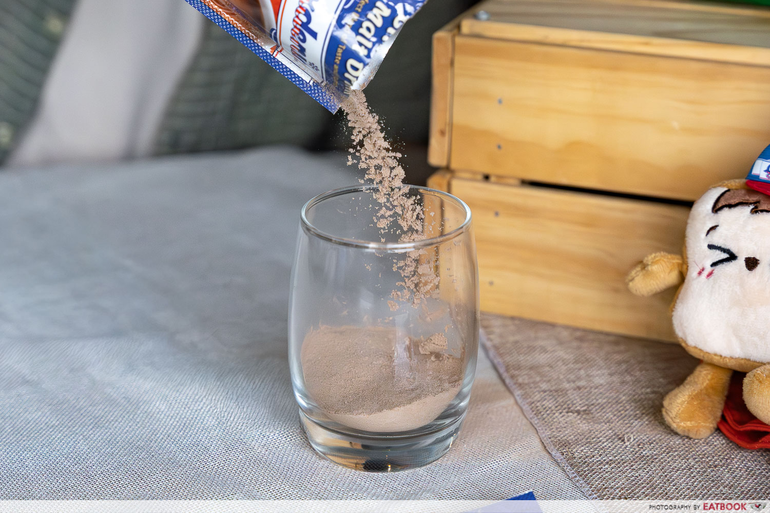 gardenia-chocolate-malt-drink-sachet-pouring-interaction