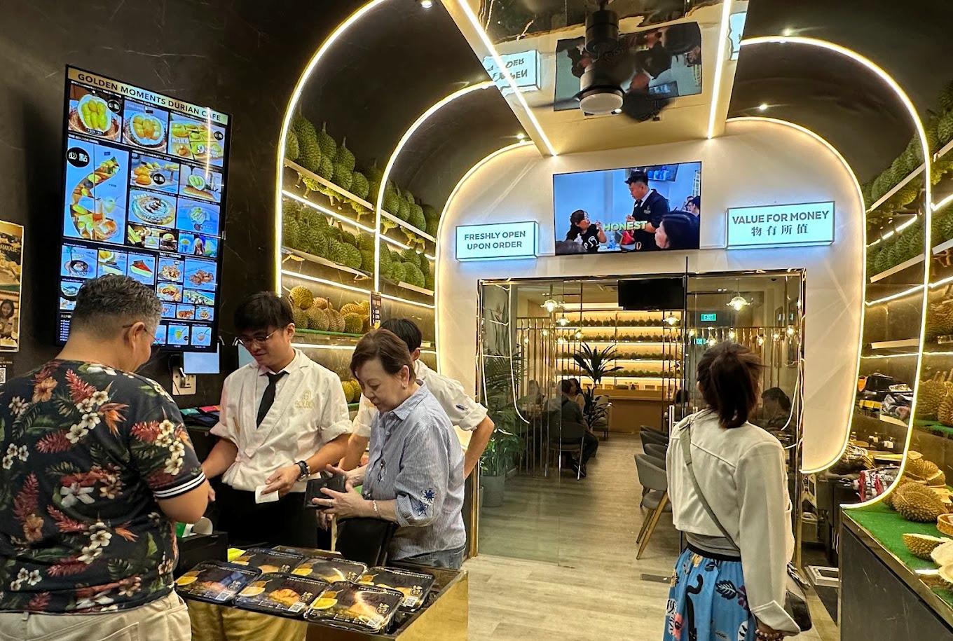 golden-moments-durian-cafe-ambience