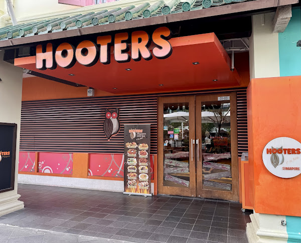 hooters-singapore-closed-storefront
