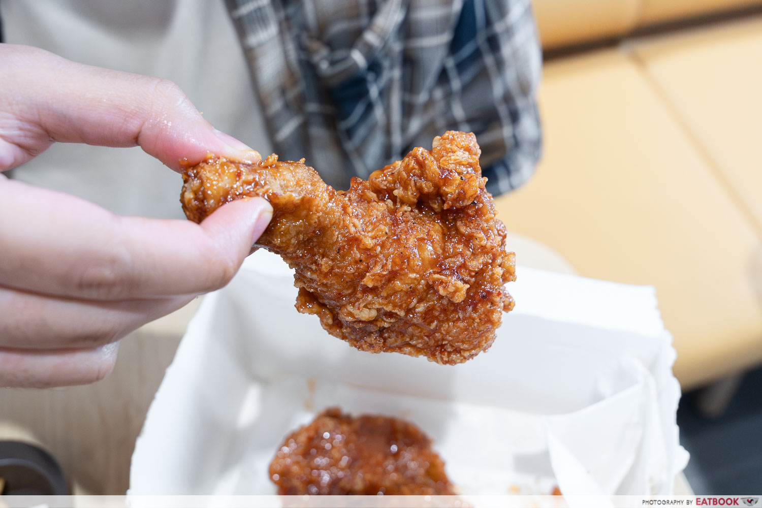 lotteria-gangjung-chicken-holding-interaction