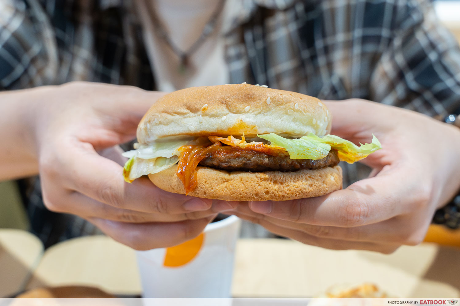 lotteria-kimchi-bulgogi-burger-interaction
