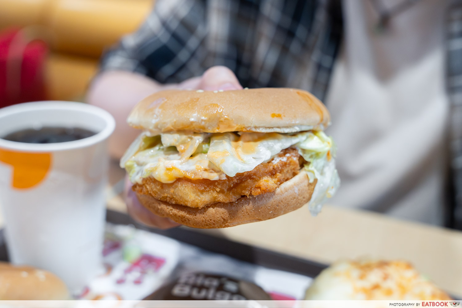 lotteria-rias-shrimp-burger-interaction