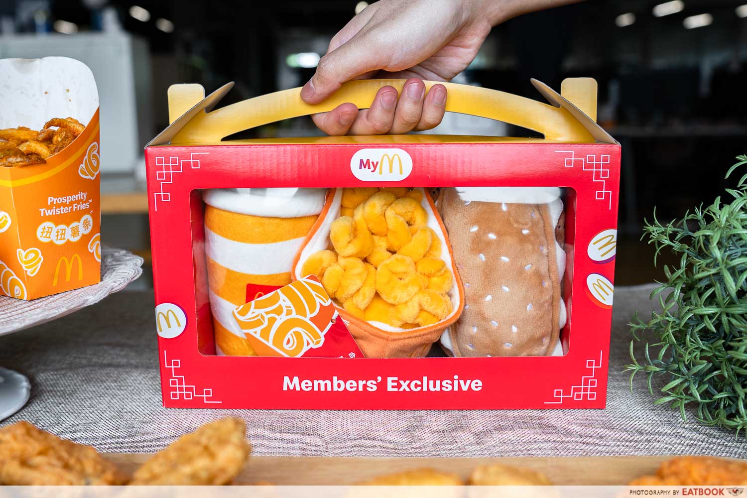 mcdonalds-prosperity-pals-plushies-set-interaction
